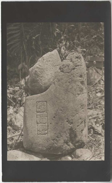 Sculpture en pierre avec des hiéroglyphes en forme de siège avec dossier (vue latérale gauche).