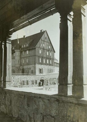 Altenberg (Erzgebirge). Platz des Bergmanns, Rathausflügel.