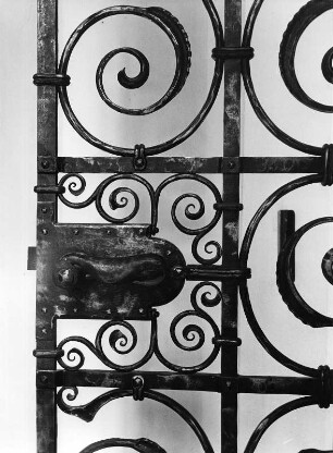 Gittertür : Gittertür. Schmiedeeisen (wohl um 1900) Schloß.Villach: Museum der Stadt Villach, Paracelsus-Weiheraum