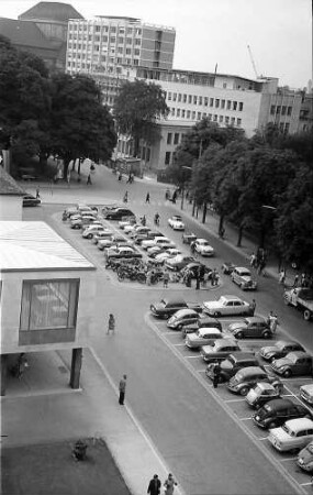 Freiburg: Blick von der Terrasse des Colombi Hotels auf den Parkplatz und Rotteckplatz
