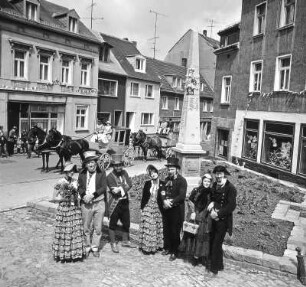 An der Postmeilensäule. Postkutschenfahrt der Zeitschrift "Der Rundblick"