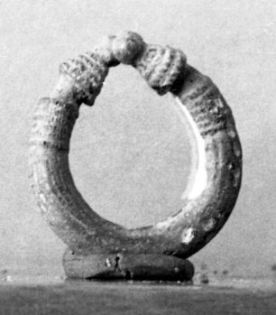 Profilierter kleiner Ring (Ohrring)