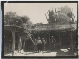 Familie vor ihrem Gehöft in Huertas, Provinz Campero