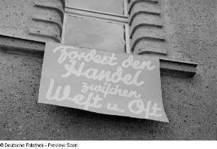 Sichtwerbung für die Leipziger Herbstmesse 1951 an einem Leipziger Haus