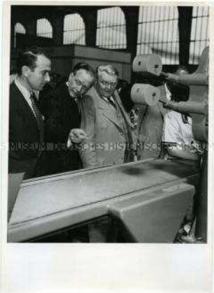 Ludwig Erhard eröffnet die Druck- und Papierausstellung in Düsseldorf