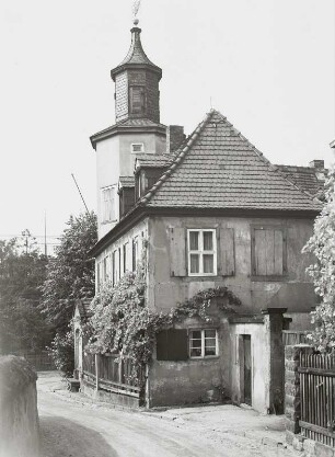 Radebeul. Meinholdsches Turmhaus (Meinholds Weinberg, Weingut Karl Friedrich Aust), Weinbergstraße 10 / Ecke Hoflößnitzstraße (um 1650, um 1720, um 1800). Ansicht Hoflößnitzstraße