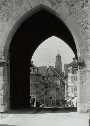 Ravensburg, Marktstraße : Ravensburg. Marktstraße. Blick zum Blaserturm