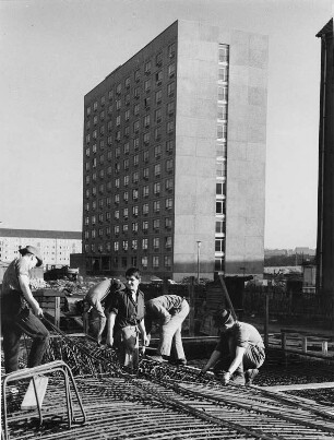 Dresden. Bauarbeiter bei der Montage von Stahlbewehrungselementen an Neubauten