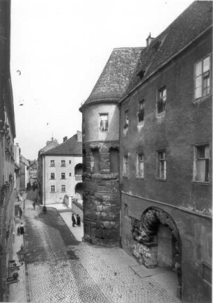 Regensburg. Porta praetoria (179 fertiggestellt) am Bischofshof, Unter den Schwibbögen