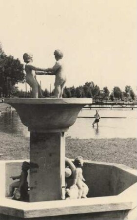 Badeanstalt mit Springbrunnen in Lohsa : Kupjele ze studnju we Łazu