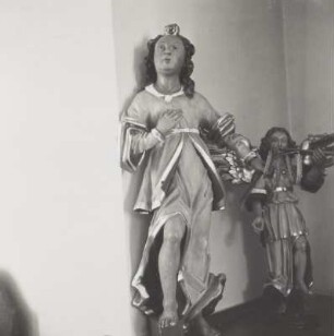 Kreuzigungsgruppe, Dorfkirche Sosa : Kreuzigungsgruppe, weibliche Figur mit Ähren und Posaunenengel. 1646. Holz, geschnitzt und farbig gefaßt. Dorfkirche Sosa