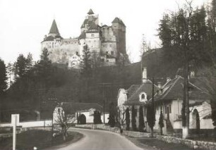 Bran (Törzburg). Ortsansicht gegen Burg (1301/1400) von Westsüdwesten