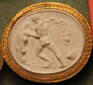 Theseus hebt einen Stein, um die väterlichen Hinterlassenschaften zu bergen (Daktyliothek, Zweites Historisches Tausend)
