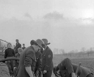 Ölunfall beim Raffineriegelände durch Umkippen eines Tankwagen-Anhängers.