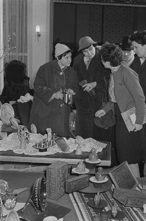 Messebesucher in der Ausstellungshalle Ungarns vor einer Präsentation von Keramikwaren