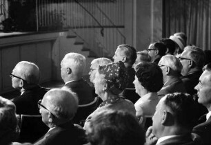17. Tagung 1967 Chemiker; Eröffnungsfeier: Sitzreihen von hinten: Robert S. Mulliken, Lord Alexander Todd of Trumpington, Harold C. Urey, G. Stoltenberg, Otto Hahn; 2. Reihe: Leopold Ruzicka, Lady Todd of Trumpington, Frau Butenandt, Adolf Butenandt, Werner Forßmann; rechts vorn im Bild: A. Lutz, [W. F. Drury ?]