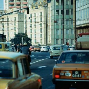 Stark befahrene Straße in Leipzig