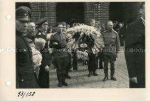 Beisetzung Gerhart Hauptmanns - Sowjetische Offiziere im Trauerzug vor dem Rathaus Stralsund