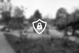 [Name maskiert] Lottbek: Kinderspielplatz: Sandplatz, Spiel- und Klettergeräte: hinten Bäume und Büsche