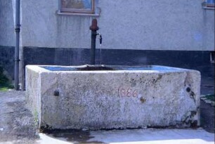 Laufbrunnen an der Hauptstraße; Steintrog mit älterem Wasserauslauf, Jahreszahl 1886