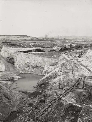 Seitendorf (Zatonie), Braunkohlentagebau. Ansicht von Osten mit Kraftwerk Hirschfelde im Hintergrund