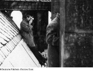 Achim Roth, ein Arbeitskollege des Fotografen Christian Borchert an der Deutschen Hochschule für Filmkunst in Potsdam-Babelsberg, auf dem Dach eine Gebäudes