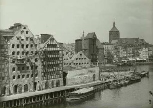 Danzig (Gdansk). Speicherinsel mit alten Speichern. Blick vom Hauptzollamt über die Neue Mottlau zum Krantor. Im Hintergrund die Katharinenkirche