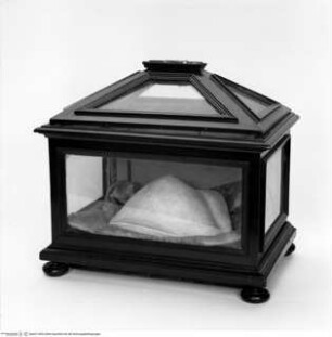 Vitrine mit dem Abguss einer Brust der Paolina Bonaparte