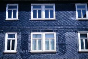 verschieferte Hauswand mit alten Fenstern