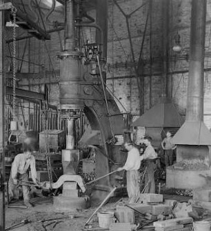 Schmieden von Schieberschubstangen : Technikgeschichte | Technologie | Maschinenbau und Eisengiesserei | Lokomotivbau | Orenstein & Koppel AG