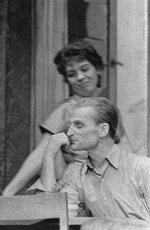 Szenenbilder aus "Die letzte Station" von Erich Maria Remarque. Kammerspiele (Deutsches Theater) Berlin, 17.11.1958 : Mit Inge Keller als Anna Walter, Herwart Grosse als Ross, Margret Homeyer als Grete, Heinz Hinze als Schmid, Wolfram Schaerf als SS-Mann u. a.