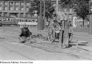 Arbeiter beim Bestücken einer Straße mit Pflastersteinen vor dem Leipziger Hauptbahnhof