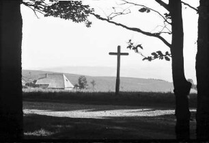 St. Peter: Rotes Kreuz und Kapfenhof; Vordergrund Äste