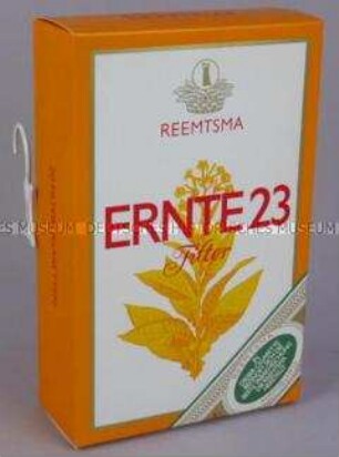 Werbeschachtel (zum Aufhängen) in Form einer übergroßen Zigarettenschachtel für "Ernte 23"-Zigaretten