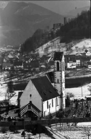 Hausach: Blick von der Höhe auf Hausach Dorf; Kirche und Burg Hausen mit Schnee