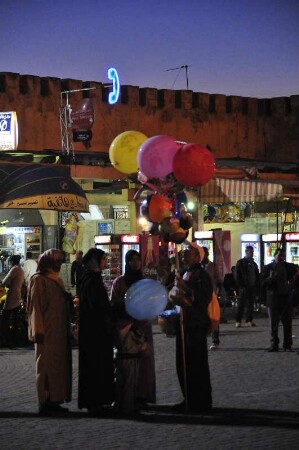 Meknes - Luftballonverkäufer am Bab el-Mansour : Ein Luftballonverkäufer ist auf dem großen Platz vor dem Stadttor Bab el-Mansour weithin sichtbar. Aufgenommen in Meknes am 28. Oktober 2010