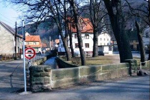 Dorfplatz mit Linden, Fluss