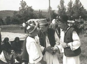 Maramures, Rumänien. Oaser Land, Viehmarkt bei Orasu Nou. Junge Bauern in Tracht werden handelseinig
