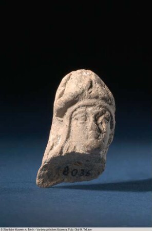 Kopf einer Frauenfigur