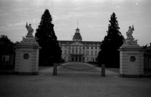 Diskussion über die Unterbringung des Bundesverfassungsgerichts im Karlsruher Schloß.