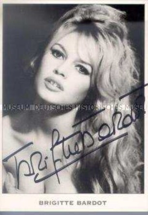 Handsignierte Porträt-Postkarte der französischen Schauspielerin Brigitte Bardot