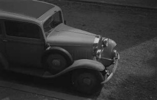 Ein auf der Straße geparkter Opel 1,2