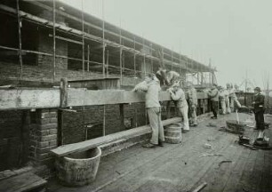 Güstrow, Speicherstraße. Baustelle Kongreßhalle. Bauarbeiter beim Betonieren