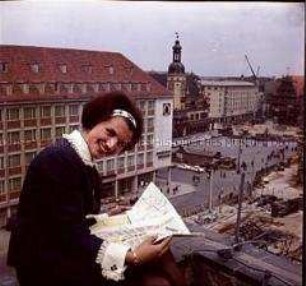 Leipziger Stadtführerin (Hostess) mit Stadtplan vor Marktplatz und altem Rathaus