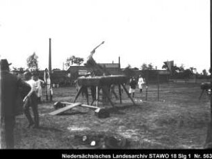 Turnfest der Turnvereine in Wolfenbüttel Enthält: Turner an zwei Böcken, Zuschauer, im Hintergrund Schilder: Männer Turnverein Braunschweig, Männer Turnverein Hannover