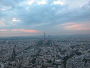 Blick vom Tour Montparnasse Richtung westliche Vorstädte und Eiffelturm