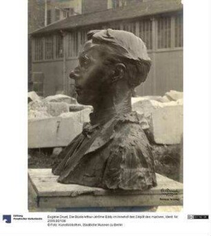 Die Büste Arthur-Jérôme Eddy im Innehof des Dépôt des marbres