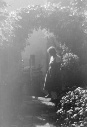 junge Frau im Garten