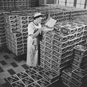 Arbeiterin von Bahlsen im Lager
