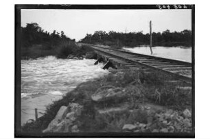Überspülte Eisenbahnstrecke : Südthailand. Von Hochwasser überspülte Eisenbahnstrecke, 1912/1913
